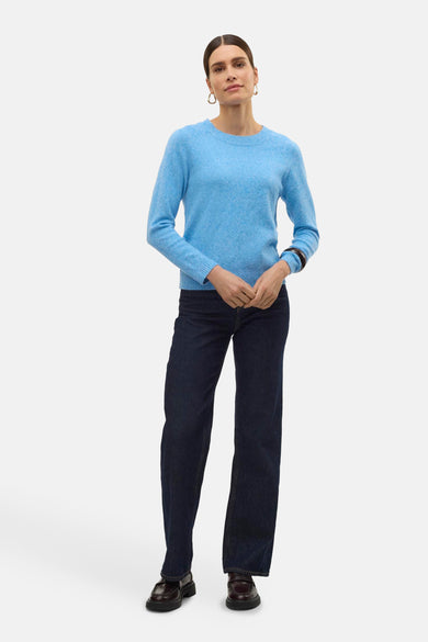 Blauwe trui met ronde hals van VERO MODA, gecombineerd met donkere jeans en zwarte loafers.