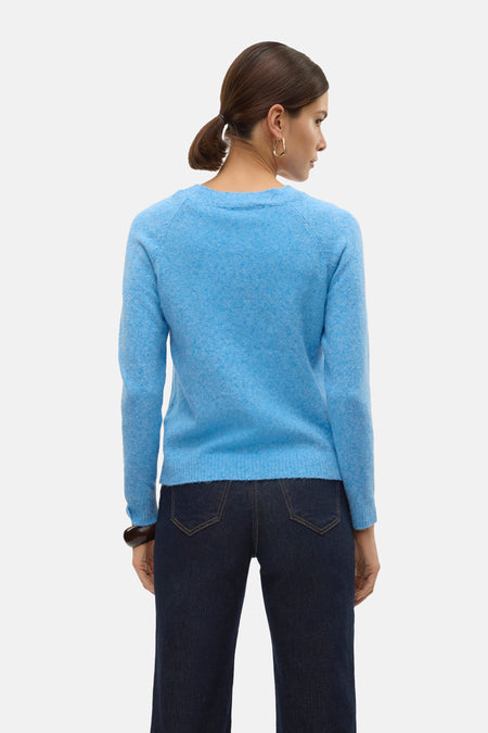 Blauwe trui met ronde hals van VERO MODA, met lange mouwen, gecombineerd met donkere jeans.