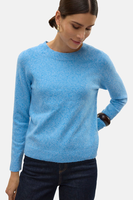 Blauwe trui met ronde hals van VERO MODA, met lange mouwen en een donkere jeans.