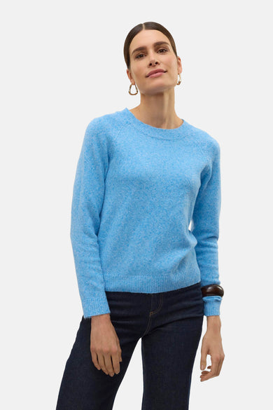 Blauwe trui met ronde hals van VERO MODA, gedragen met donkere jeans en gouden oorbellen.