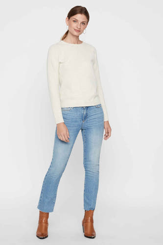 Gilet beige de VERO MODA, porté avec des jeans bleus et des bottes brunes.