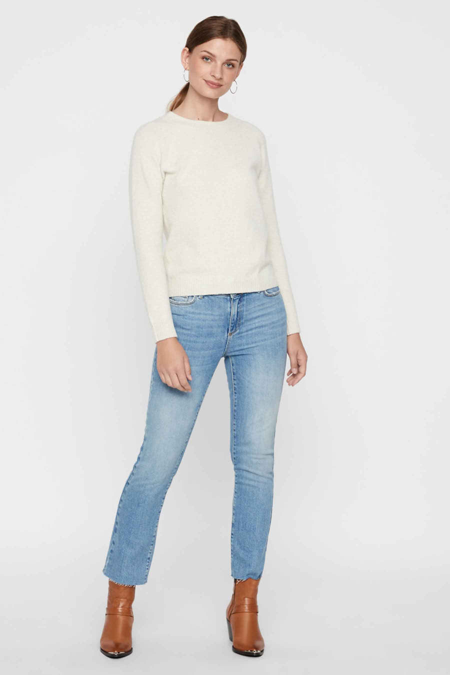 Beige trui van VERO MODA, gedragen met blauwe jeans en bruine laarzen.