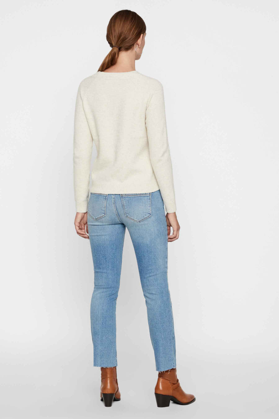 Beige trui van VERO MODA, met lange mouwen, gecombineerd met jeans en bruine enkellaarsjes, van achteren gezien.