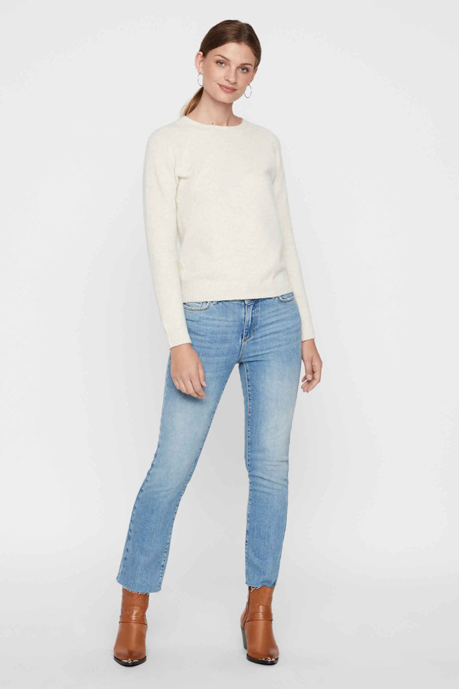 Beige trui van VERO MODA, gedragen met spijkerbroek en bruine laarzen.