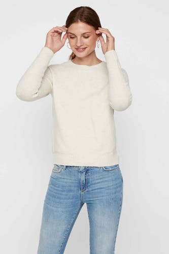 Pull beige à col rond de VERO MODA, porté avec un jean bleu.