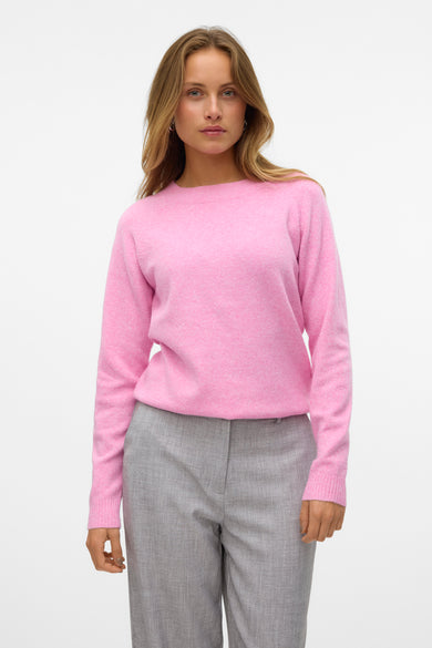 Roze trui met ronde hals van VERO MODA, gecombineerd met een grijze pantalon.