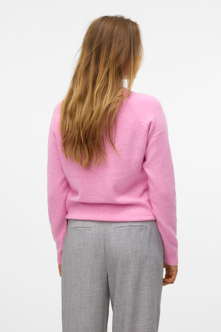 Roze trui met ronde hals van VERO MODA, gezien van achteren met grijze pantalon.