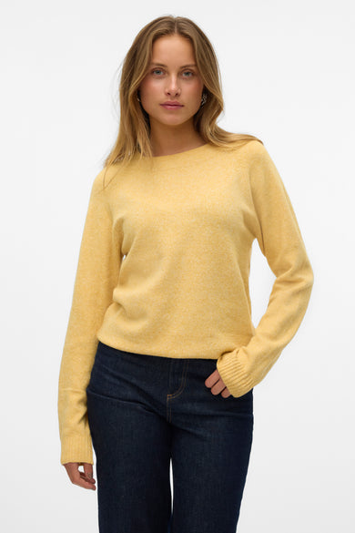 Gele trui met ronde hals van VERO MODA, gedragen met donkere jeans.