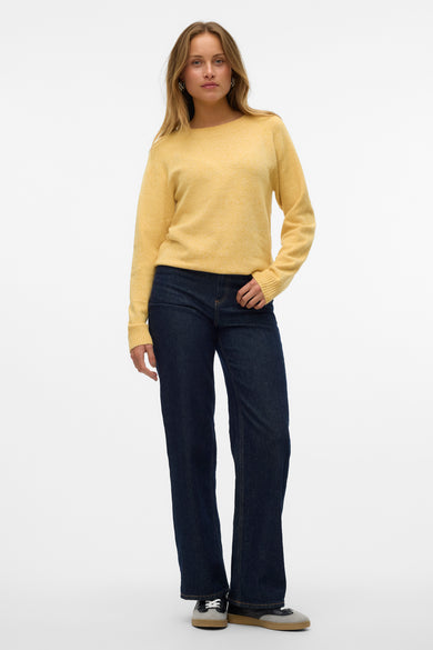 Gele trui met ronde hals van VERO MODA, gedragen met donkere jeans en lage sneakers.
