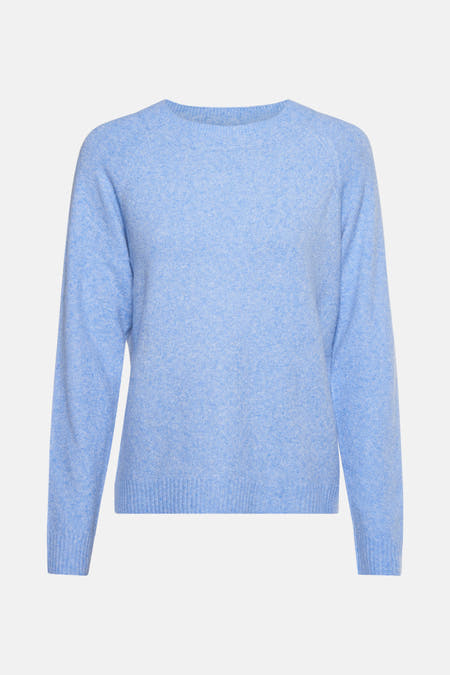 Pull bleu avec col rond de Vero Moda, avec manches longues, combiné avec un jean.