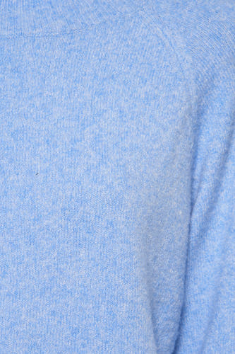 Pull-over bleu avec col rond de VERO MODA, porté avec un jean.