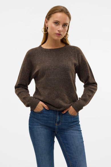 Pull marron avec col rond de VERO MODA, porté avec des jeans bleus et des boucles d'oreilles dorées.