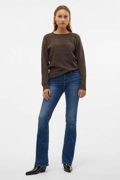 Pull marron avec col rond de VERO MODA, porté avec des jeans bleus et des bottes noires.