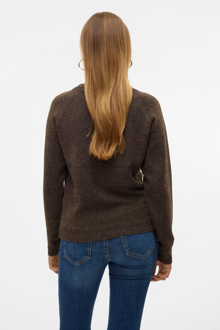 Pull marron avec col rond de VERO MODA, avec des manches longues et associé à des jeans bleus, vu de dos.