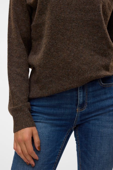 Sweat-shirt marron avec col rond de VERO MODA, gros plan sur la tenue portée avec un jean.