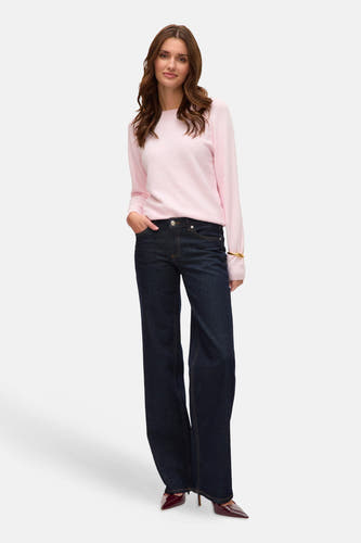 Roze trui met ronde hals van VERO MODA®, gedragen met donkerblauwe jeans en bordeauxrode pumps.