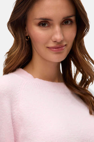 T-shirt rose avec col rond de Vero Moda, en fine texture et cheveux bruns ondulés.