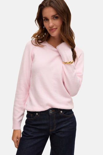 T-shirt rose avec col rond de VERO MODA, avec des manches longues et associé à des jeans foncés.