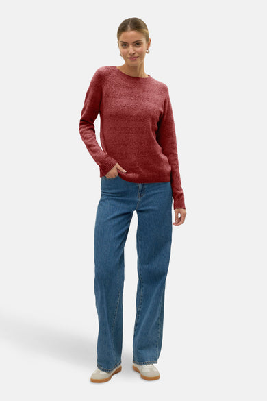 Pull-over rouge avec col rond de VERO MODA, porté avec des jeans bleus et des baskets blanches.