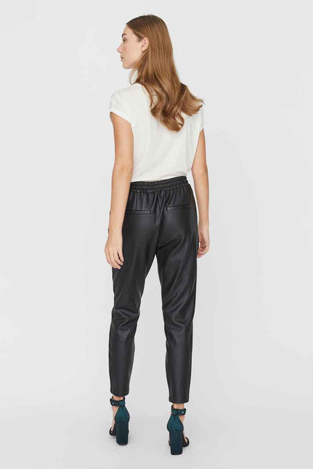 Zwarte imitatieleren broek van VERO MODA® met elastische tailleband, achteraanzicht.