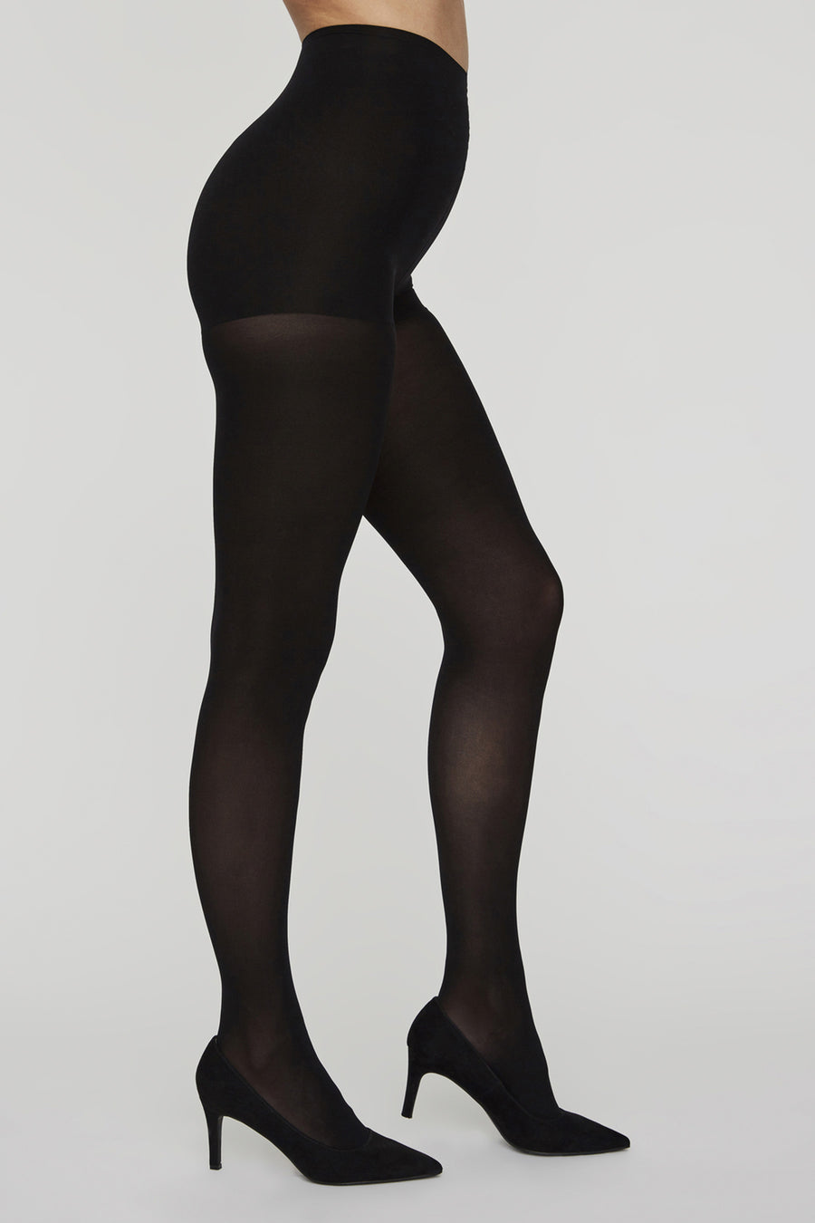 Zwarte panty's van VERO MODA®, zijwaarts, met hoge taille en transparante benen, gedragen met zwarte hakken