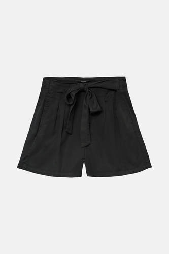 Short noir de VERO MODA, avec une ceinture à nœud à la taille et des plis.