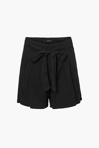Short noir de VERO MODA, avec une ceinture en ruban et des plis sur le devant.