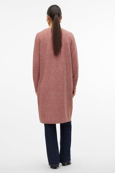 Cardigan marron de VERO MODA®, vu de de dos, avec une longue coupe sur un jean foncé.