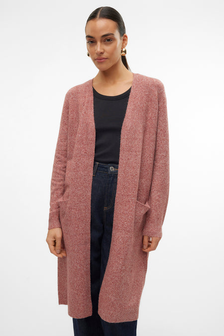 Cardigan marron de VERO MODA, avec des manches longues et des poches, porté sur un t-shirt noir et un jeans bleu marine.