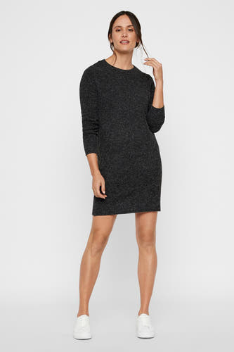 Zwarte jurk met lange mouwen van Vero Moda, met een gladde textuur en witte sneakers.