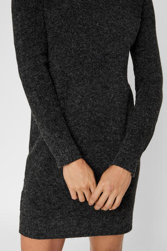 Zwarte jurk met lange mouwen van VERO MODA®, met een zachte, gebreide textuur.