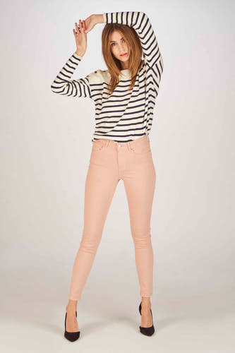 Jean skinny rose de VERO MODA, associé à une chemise rayée et des chaussures noires.