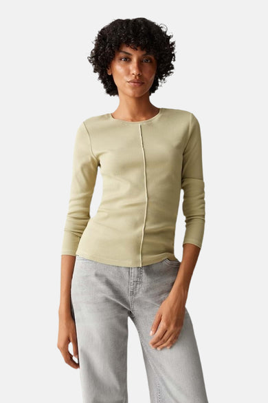 Groene pull met ronde hals van OPUS, met lange mouwen en een verticale naad aan de voorkant, gedragen met een grijze broek.
