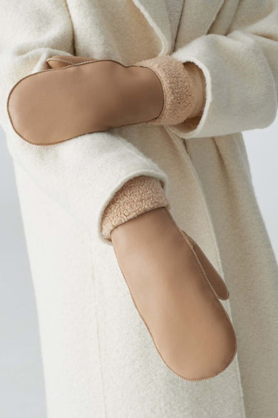 Gants de beige OPUS, avec une doublure en fourrure teddy et un extérieur lisse.