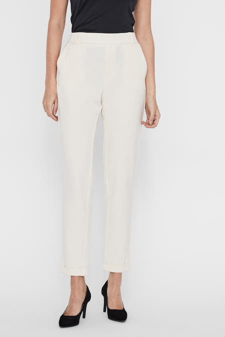 Beige kostuumbroek van VERO MODA, met omgeslagen pijpen en gedragen met zwarte pumps.