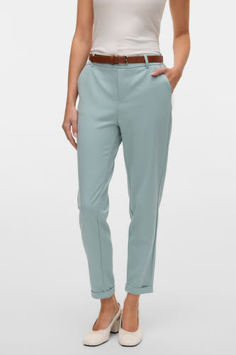 Pantalon de costume vert VERO MODA, avec une ceinture brune et associé à une chemise blanche et des chaussures crème.