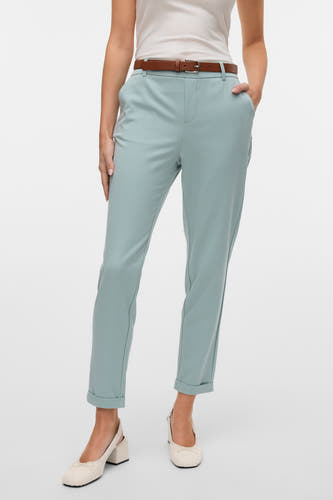 Pantalon de costume vert VERO MODA, avec ceinture brune, poche et sandales beige.