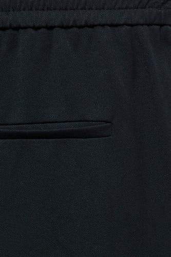 Pantalon de costume bleu VERO MODA, avec une ceinture élastique et des détails de poche subtils.