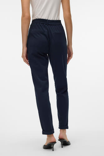 Pantalon de costume bleu VERO MODA, avec ce taille élastique et des poches rabattues, vu de derrière.
