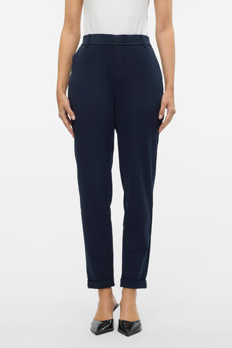 Pantalon de costume bleu VERO MODA, avec des poches à rabat et associé à des mocassins noirs.