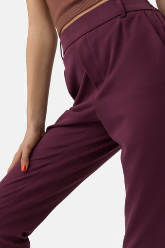 Pantalon Bordeaux VERO MODA®, avec plis à l'avant et une texture lisse.