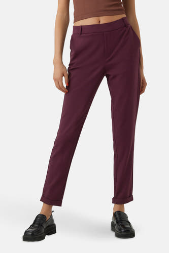 Pantalon Bordeaux Vero Moda, avec des plis marqués et des poches rabattues.