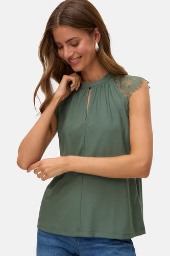 Blouse verte de mantes courtes V V VAA, avec des détails sur les épaules.