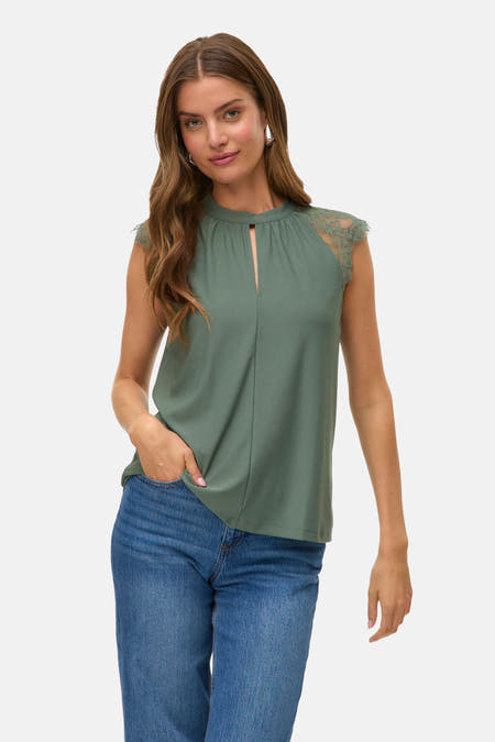 Blouse verte avec manches courtes de VERO MODA, avec des détails bordés sur les épaules.