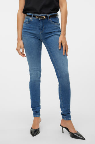 Jean skinny en denim bleu moyen de VERO MODA, avec des talons noirs.