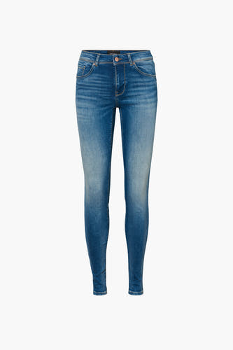 Jean skinny en denim bleu de VERO MODA, avec un léger lavage.