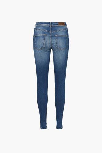 Jean skinny bleu moyen de VERO MODA, arrière, avec des surpiqures, des poches et une étiquette en cuir.