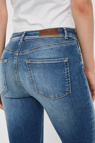 Jean skinny bleu en denim de Vero Moda, détail arrière avec poches et passants.