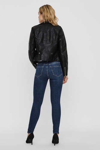 Manteau noir en cuir imitation de VERO MODA, avec des manches longues, porté avec des jeans bleus foncés et des talons noirs, dos.