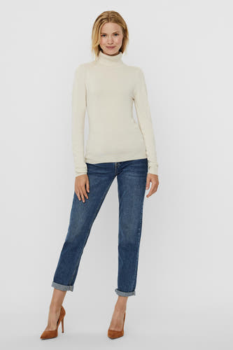 Manteau beige de Vero Moda, associé à des jeans bleu marine et des escarpins marrons.